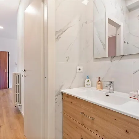Gaia On Hill: 2br With Ac And Outdoor Space - Happy Апартаменты